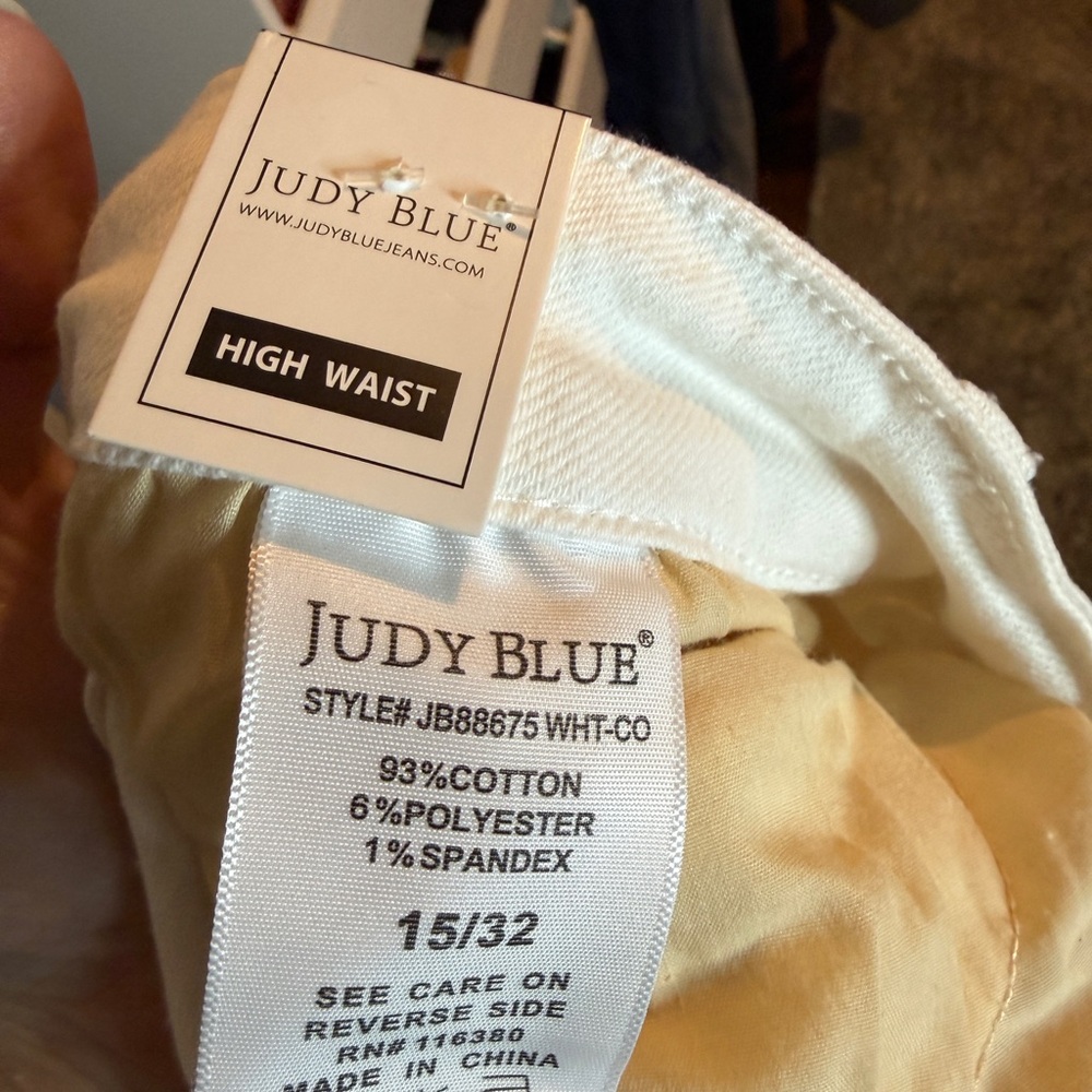 Judy Blue White Boyfriend Cut Jeans - 15 - Picture 6 of 8